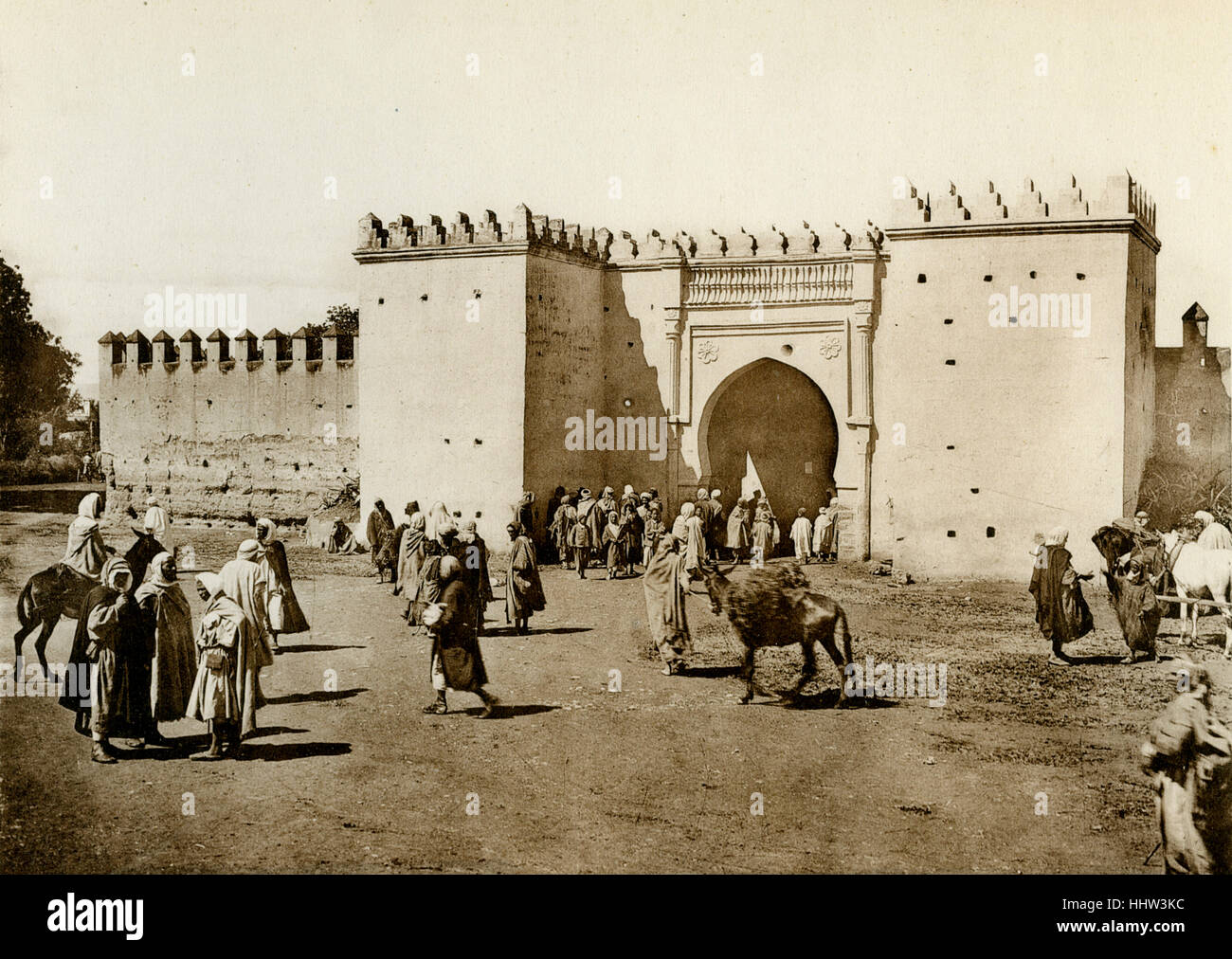 Oudjda / Oujda. La Porte des Tetes / Bab Abdelouad. Tor zur Altstadt. Marokkaner stehend vor dem Tor. Große jüdische Stockfoto