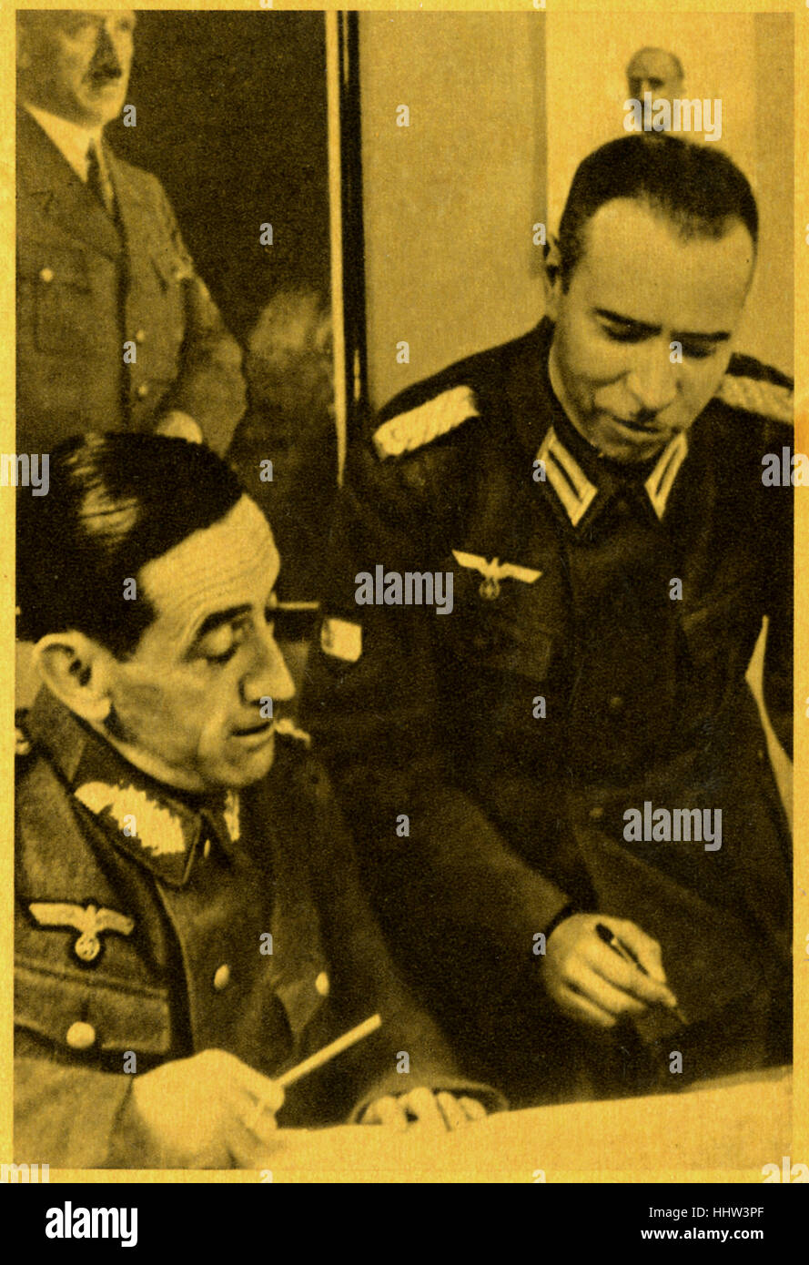 Bei der Zentrale an der Ostfront während des 2. Weltkrieges. General Muñoz Grande und Propagandakompanie Oberst Romero Magariegos in der Uniform des deutschen Heeres. (Original-Bildunterschrift auf Spanisch: En el Cuatel General del Frente orientalische; El allgemeine Muñoz Grande y el Teniente Coronel Romero Magariegos). Reihe von Karten der europäischen Kreuzzug gegen den Bolschewismus genannt: die blaue Brigade (Bild 2) / La Cruzada Europea Contra el Bolchevismo. La División Azul. La División Azul war Einheit der spanischen und portugiesischen Freiwilligen, die in der deutschen Armee an der Ostfront des zweiten Weltkriegs diente. Stockfoto