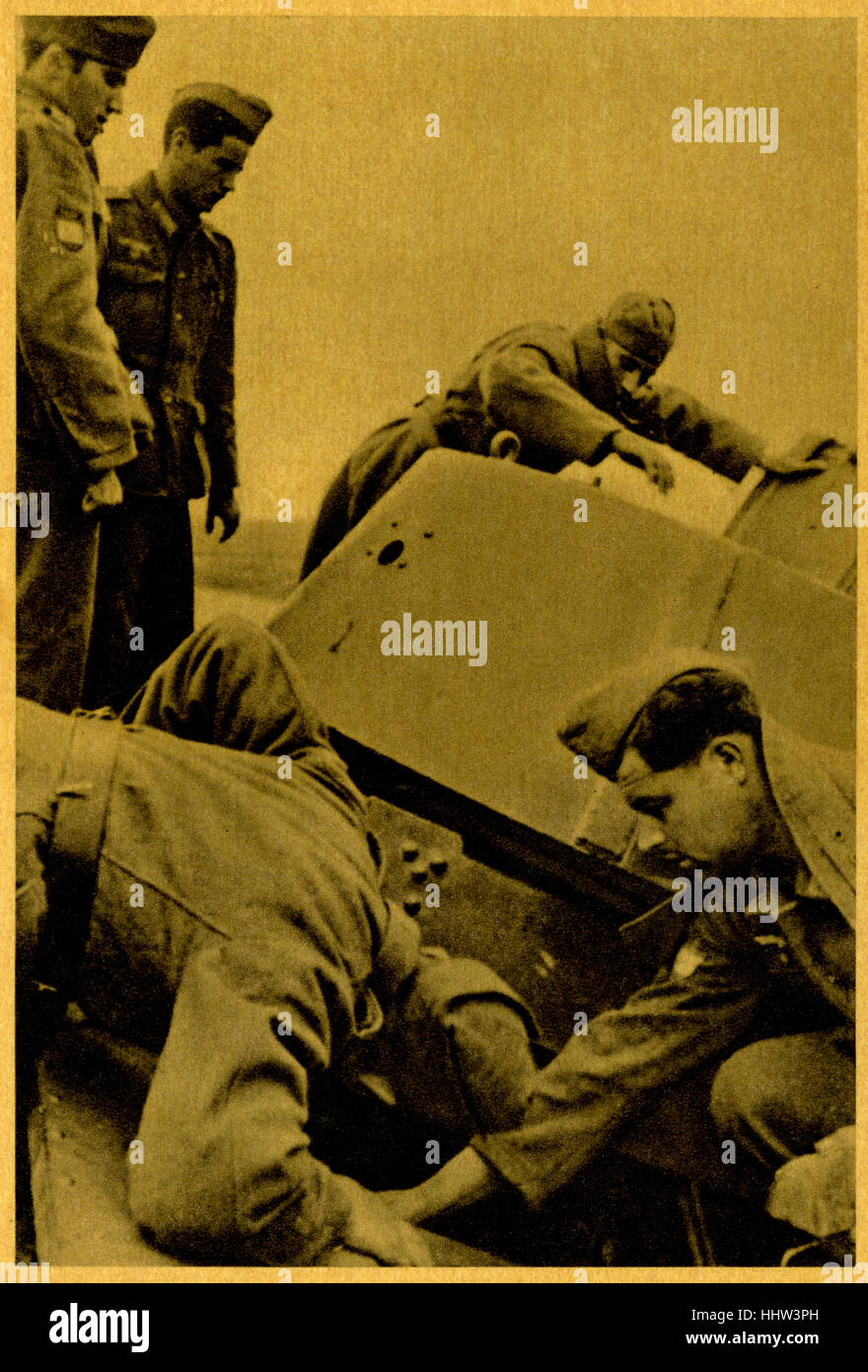 Inspektion von einem erbeuteten sowjetischen Panzer. Original-Bildunterschrift auf Spanisch: Inspección de un Tanque Soviético Apresado). Reihe von Karten, genannt "der europäischen Kreuzzug gegen den Bolschewismus: die blaue Brigade" (Bild 6) / La Cruzada Europea Contra el Bolchevismo. La División Azul. La División Azul war Einheit der spanischen und portugiesischen Freiwilligen, die in der deutschen Armee an der Ostfront des zweiten Weltkriegs diente. Stockfoto