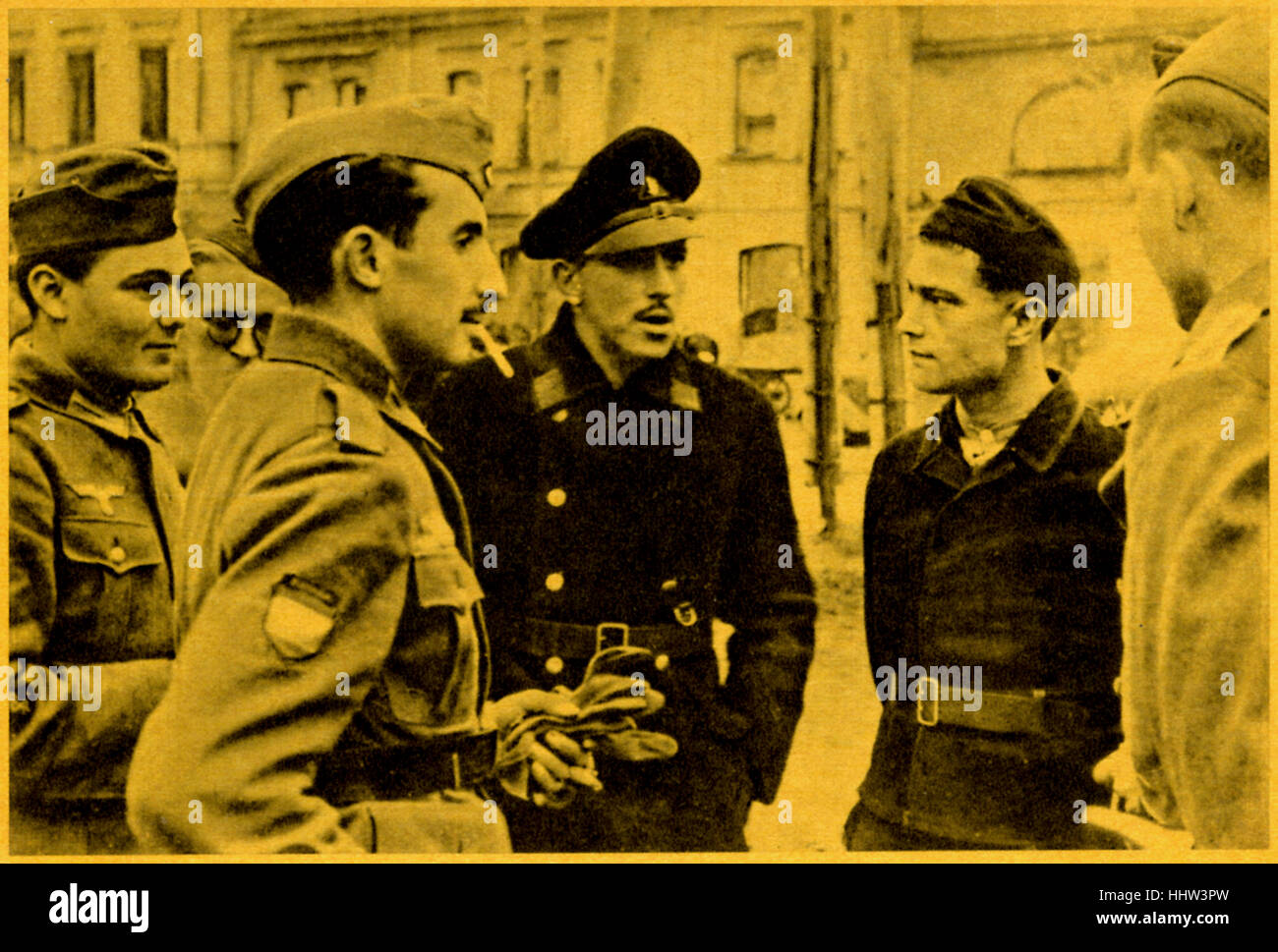 WWII: Europäische Soldaten - Spanisch, Finnisch und Deutsch - sprechen in einer sowjetischen Stadt. Original-Bildunterschrift auf Spanisch: "Los Soldados de Stockfoto