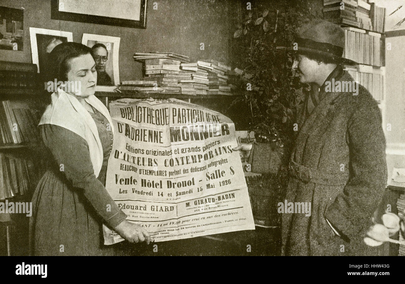 Adrienne Monnier in ihr Paris-Buchhandlung "La Maison des Amis des Livres" im Jahre 1926. Monnier hält ein Plakat Werbung für den Verkauf von Stockfoto
