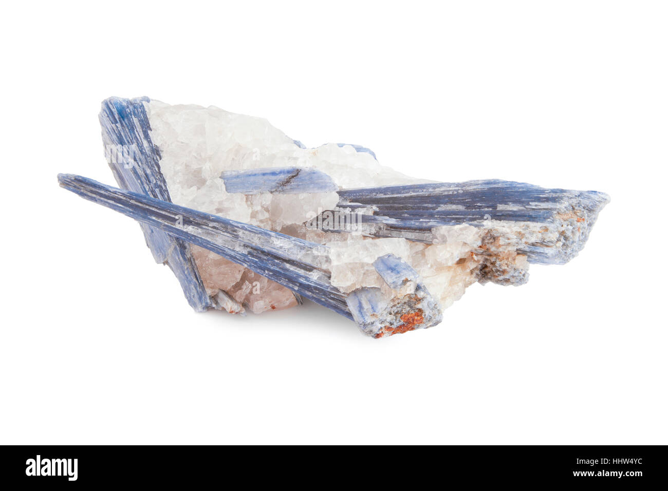blaues Mineral Kyanit und Quarzglas in weißem Hintergrund Stockfoto