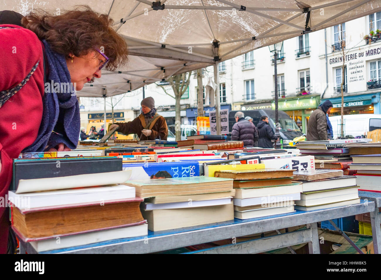Buch stand am Flohmarkt am Ort d'aligre, auf dem Platz Aligre. Paris, Frankreich Stockfoto