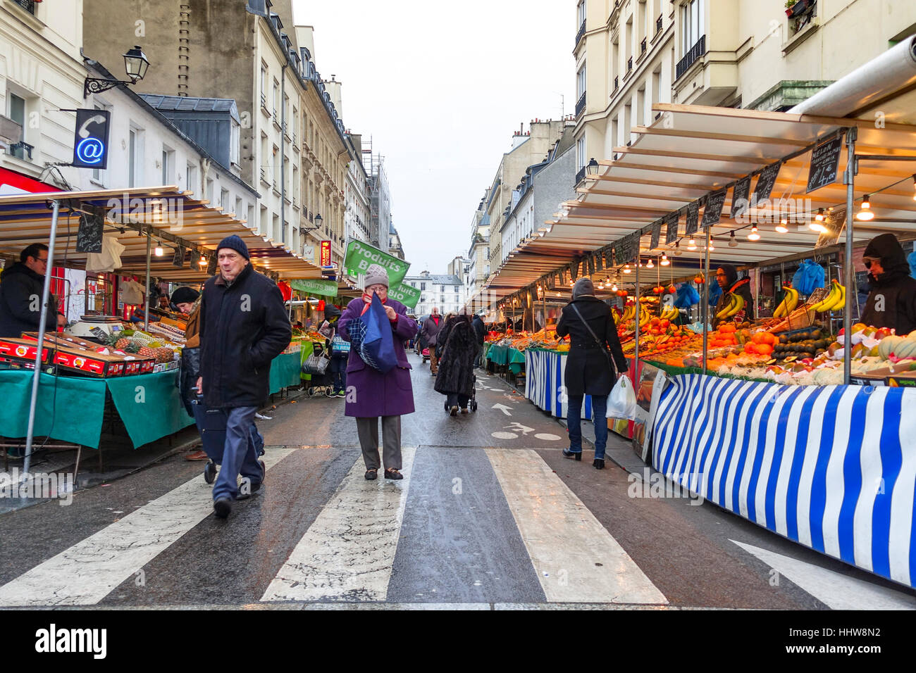 Aligre Markt im Freien essen, viel Obst und Gemüse Markt im Freien auf dem Platz des Aligre und Straße, die Rue Aligre. Paris, Frankreich. Stockfoto
