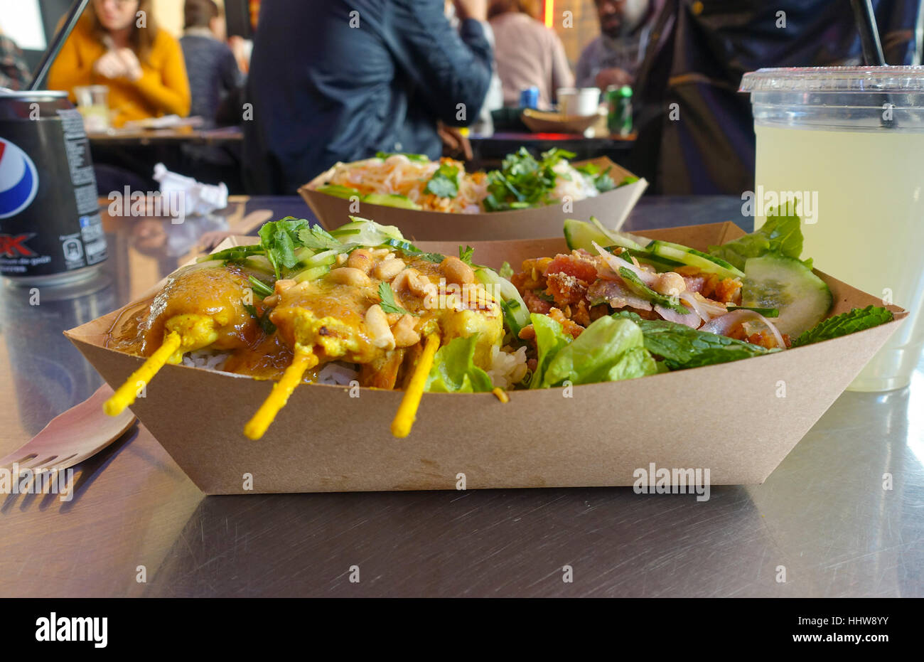 Chicken Satay auf Tisch im Thai Restaurant Street Bangkok in Paris Frankreich Stockfoto
