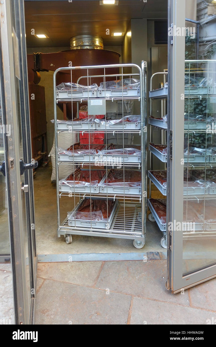 Schokolade-Racks von Le Chocolat Herstellung von Alain Ducasse, Paris, Frankreich. Stockfoto