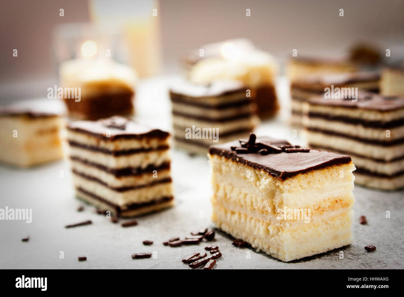 Verschiedene Kuchen Stücke Schokolade und Vanille Füllung. Stockfoto