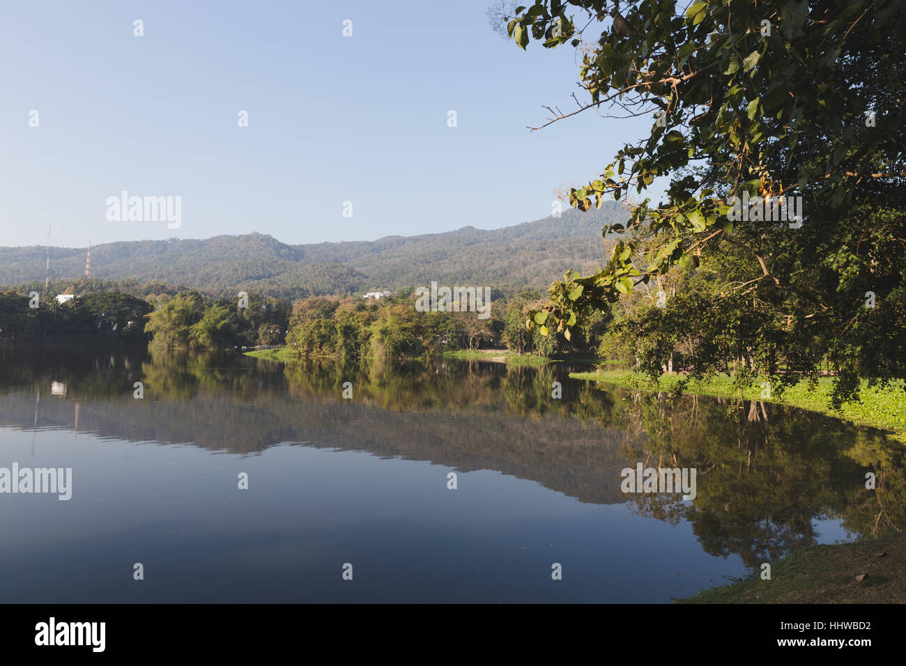 Berg und See Blick auf die Hügel in Morgen Stockfoto