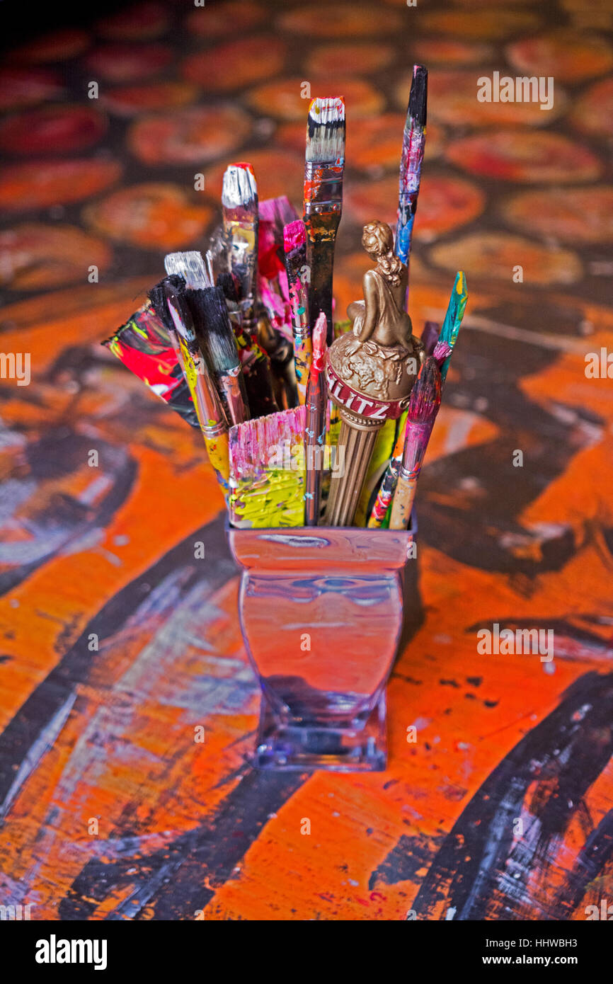 Ein buntes Stillleben verwendeten Malwerkzeuge in einer glänzenden Vase im Graey Studio NYC in Geenwich Village, Manhattan, New York City. Stockfoto