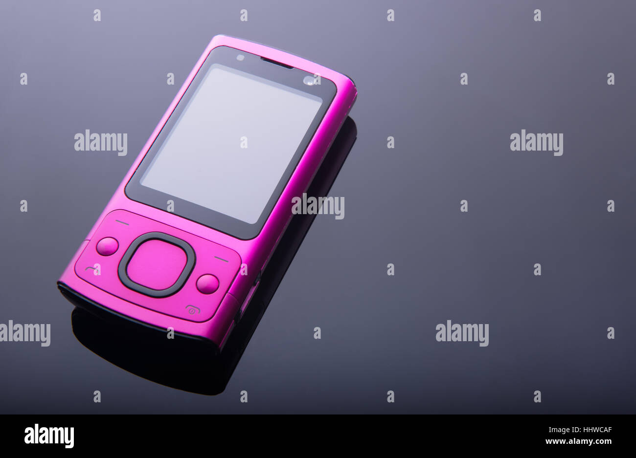 Alt rosa Handy auf Verlaufshintergrund Stockfoto