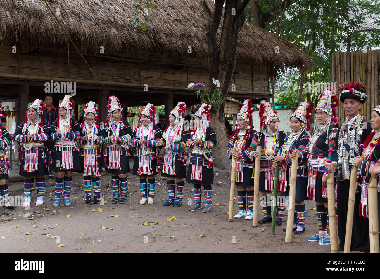 Chiang Mai, Thailand - 11. Januar 2017: Thailand Akha Bergstämme warten durchführen traditioneller Tanz-Show für Touristen in "der König der Höhe nach Stockfoto