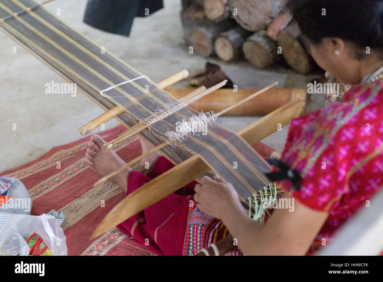 Chiang Mai, Thailand - 11. Januar 2017: Hill Tribe arbeiten Stickerei Trachten Show für Touristen im Hochland Menschen Discovery Museum in Stockfoto