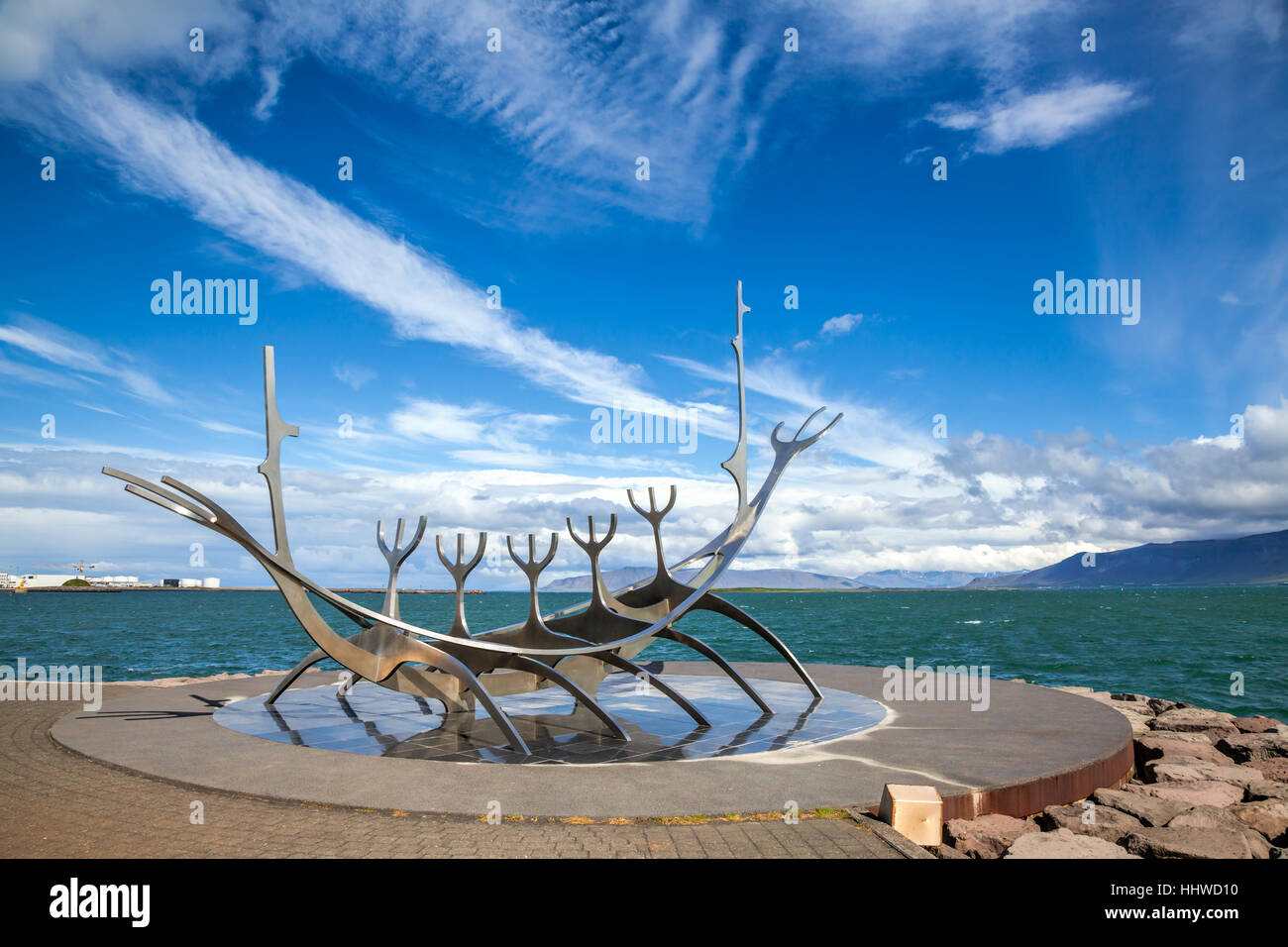 Die Sun Voyager (oder Sun Traveler, Solfar auf Isländisch) bootförmigen Edelstahlskulptur von Jon Gunnar Arnason ist eines der berühmtesten Skulpturen Stockfoto