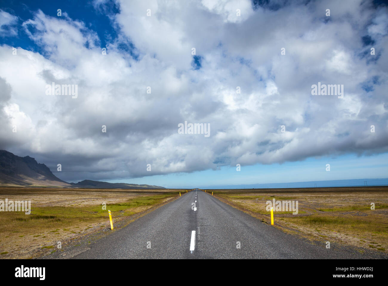 Malerische Asphaltstraße in Island Stockfoto