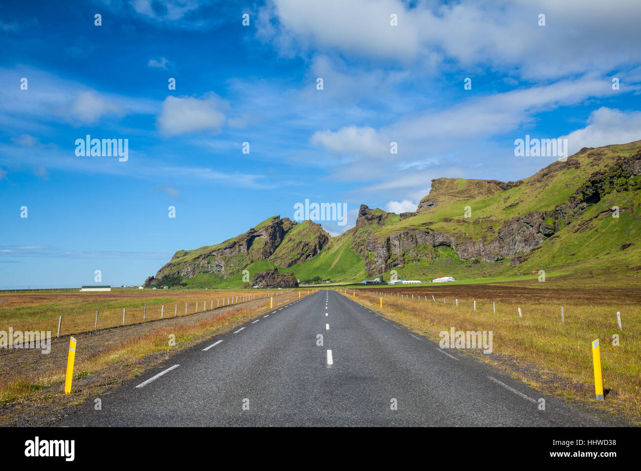 Gerade Asphaltstraße in den Süden Islands Stockfoto