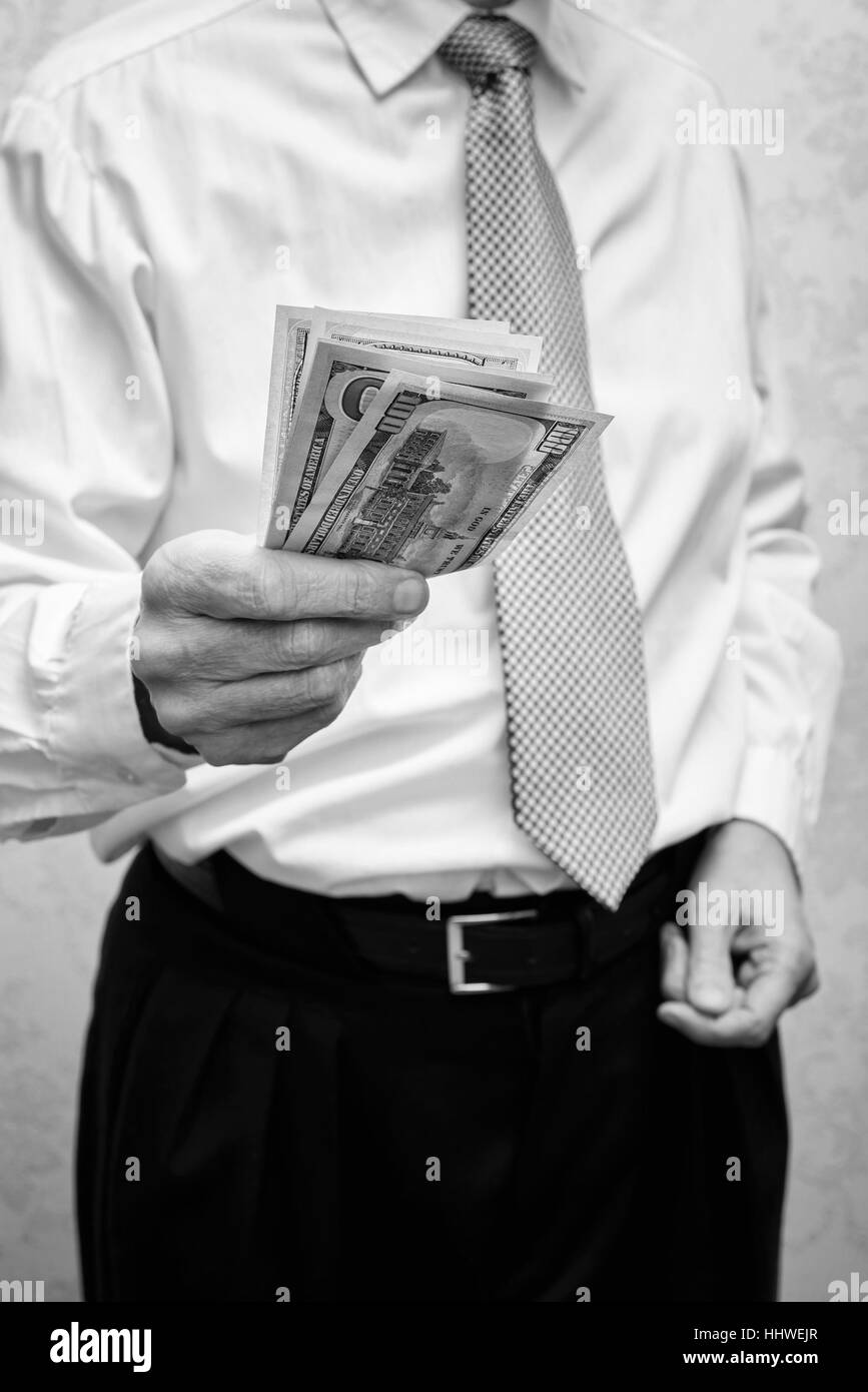 Beschädigte Geschäftsmann oder Politiker, bietet ein-Dollar-Banknoten Bestechungsgeld Stockfoto