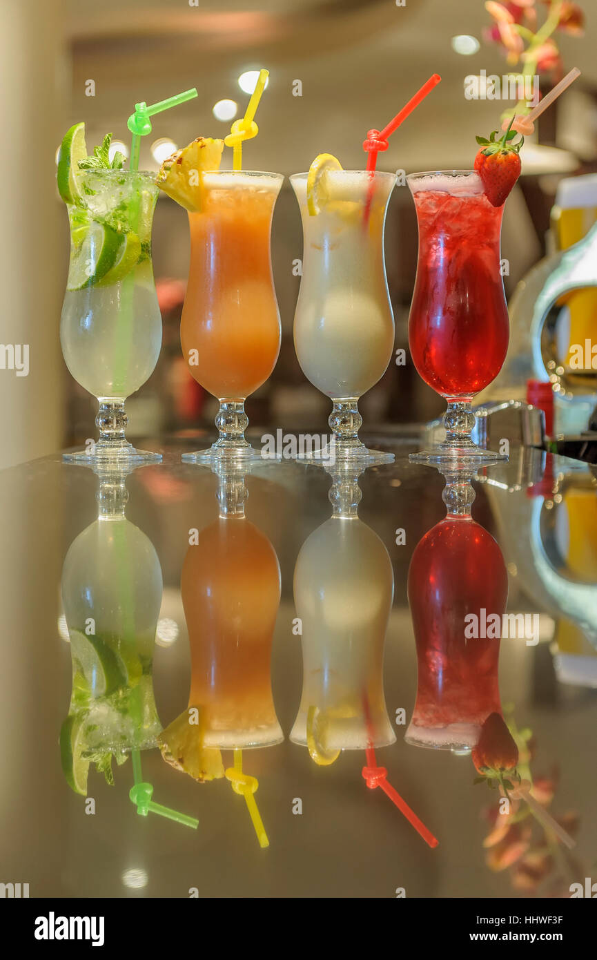 Eine Auswahl an Cocktails mit Plastik Strohhalme Stockfoto