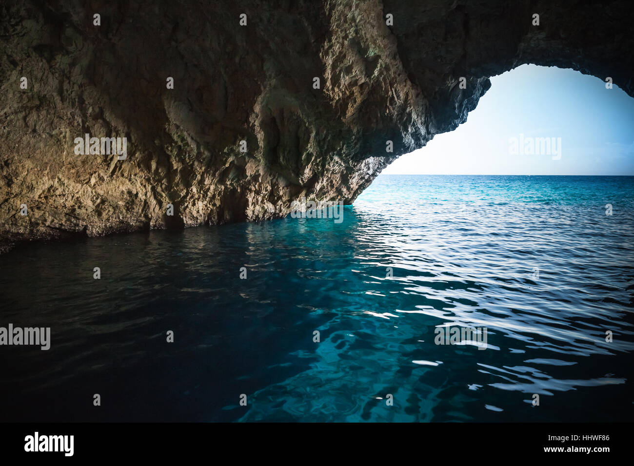 Innenansicht der blauen Grotten, natürliche Küsten Formationen der griechischen Insel Zakynthos im Ionischen Meer. Beliebte touristische destination Stockfoto