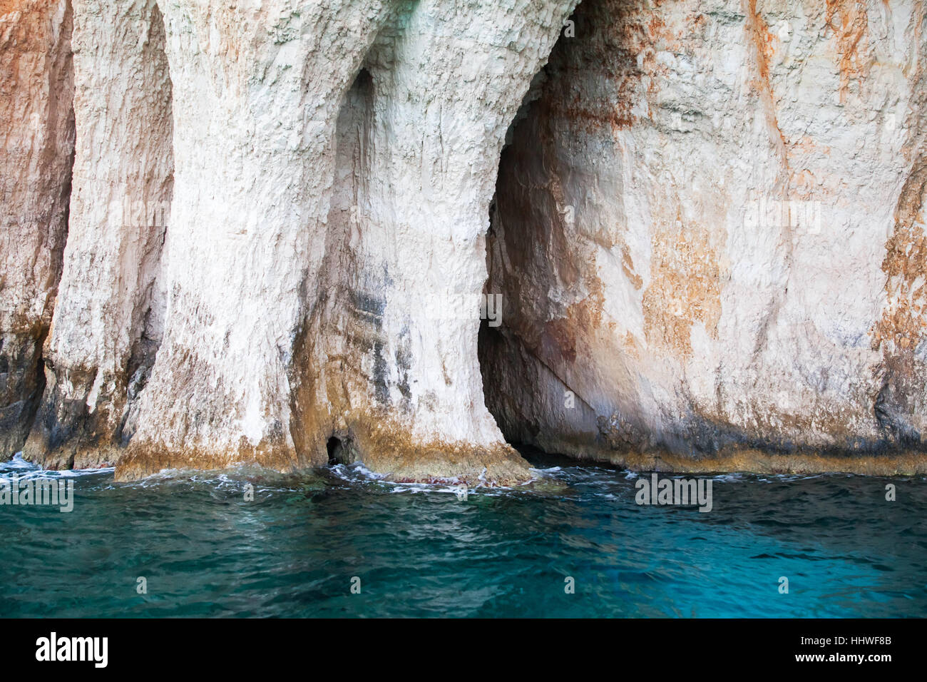 Küstenfelsen der griechischen Insel Zakynthos mit Höhlen und Steinbögen Stockfoto