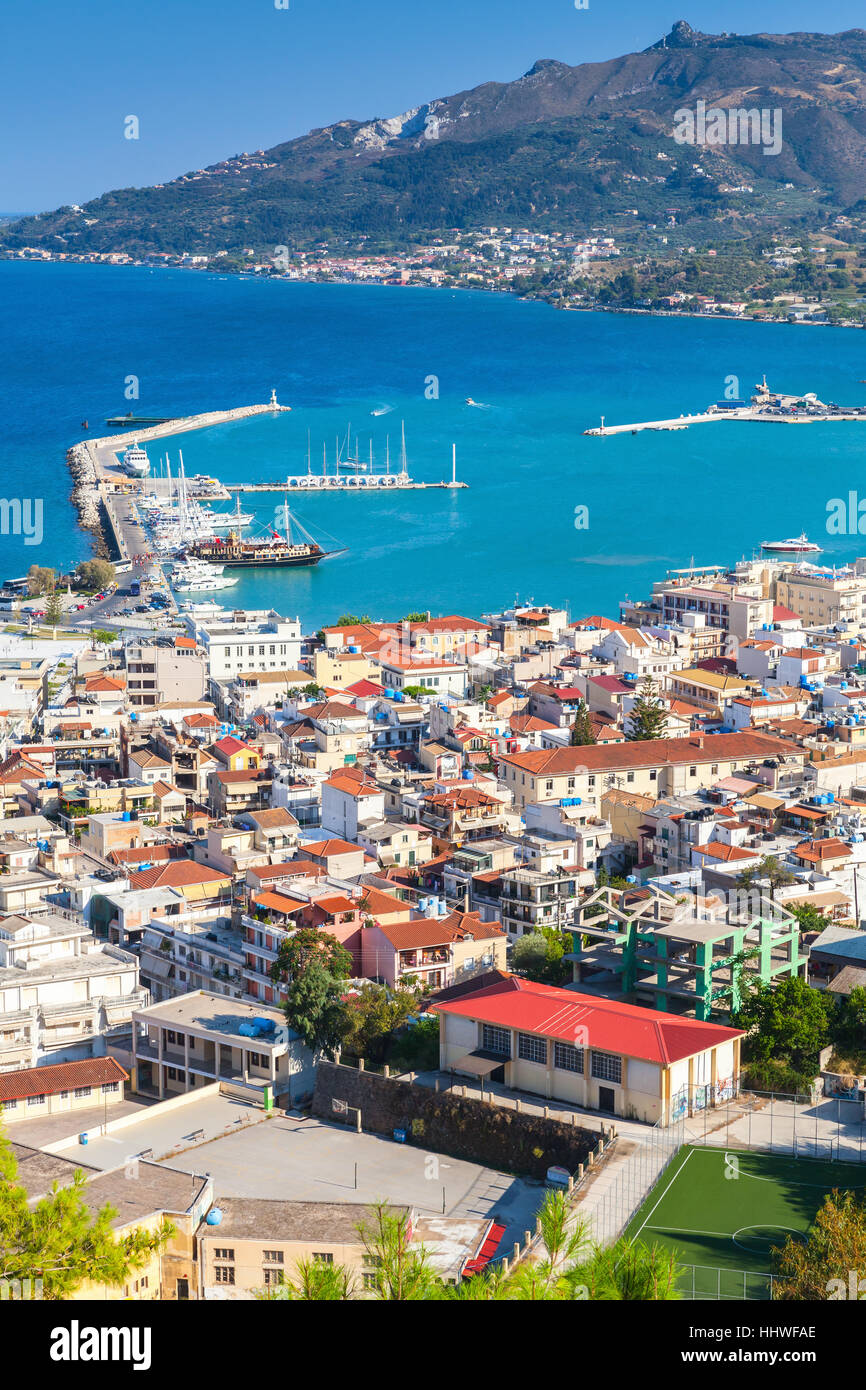 Vertikale Küstenlandschaft von Zakynthos, griechische Insel im Ionischen Meer. Eingang zum Stadthafen Stockfoto