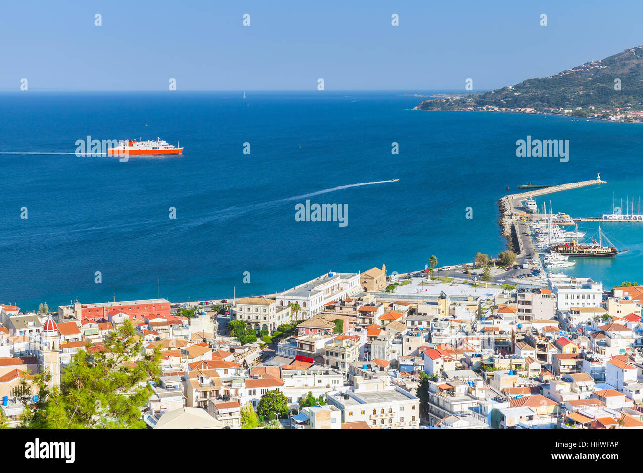 Küstenlandschaft der Insel Zakynthos, griechische Insel im Ionischen Meer. Passagierschiff-Fähre betritt den Hafen Stockfoto