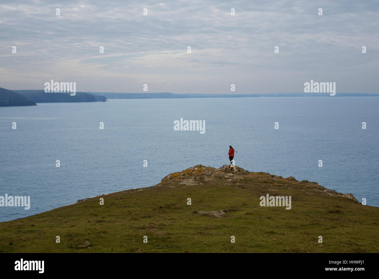 England, Cornwall, Nordküste, einsame Figur auf Park-Kopf Stockfoto