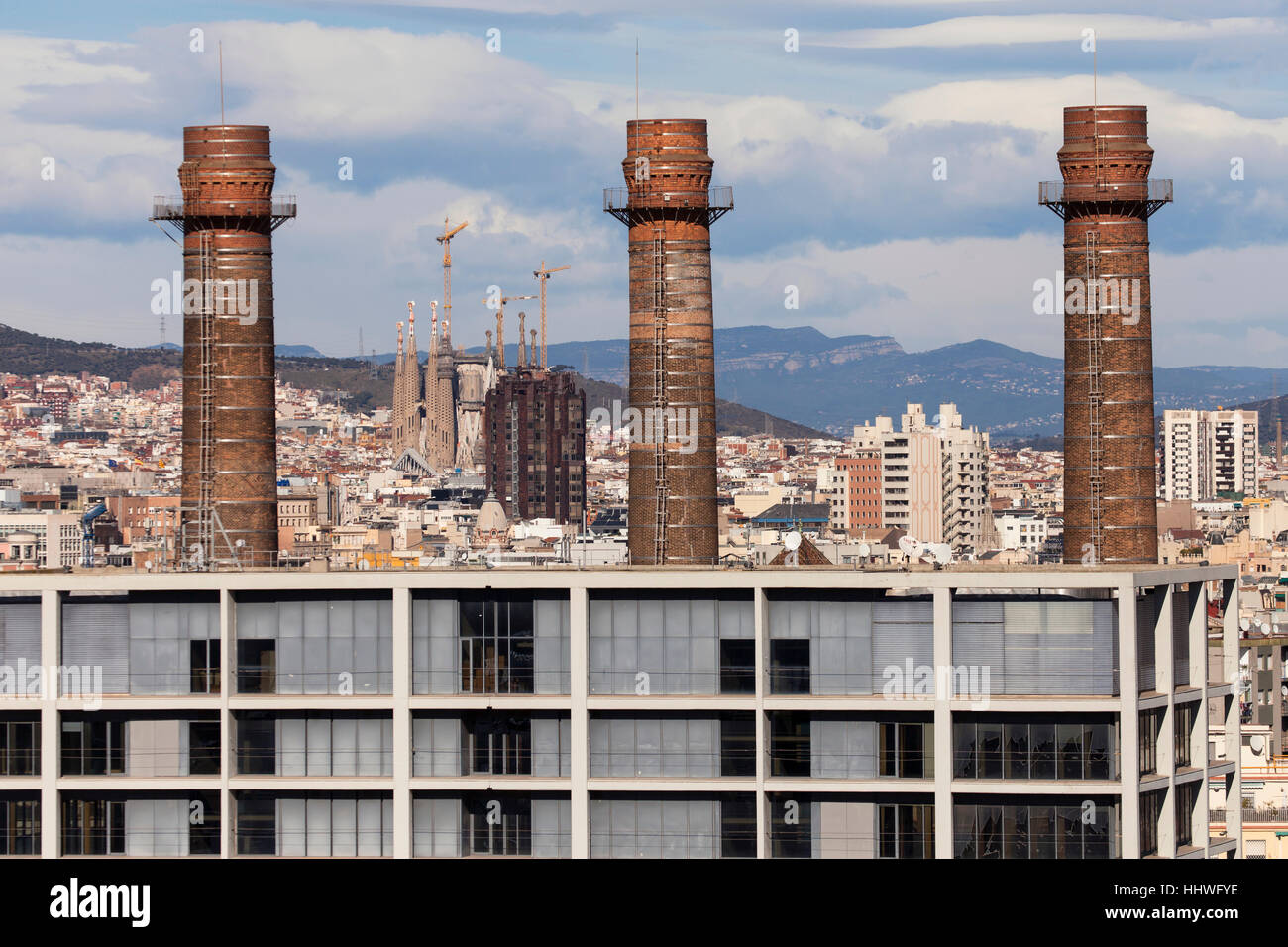 Sagrada Familia durch das Poble Sec Schornsteine in Barcelona, Spanien. Stockfoto