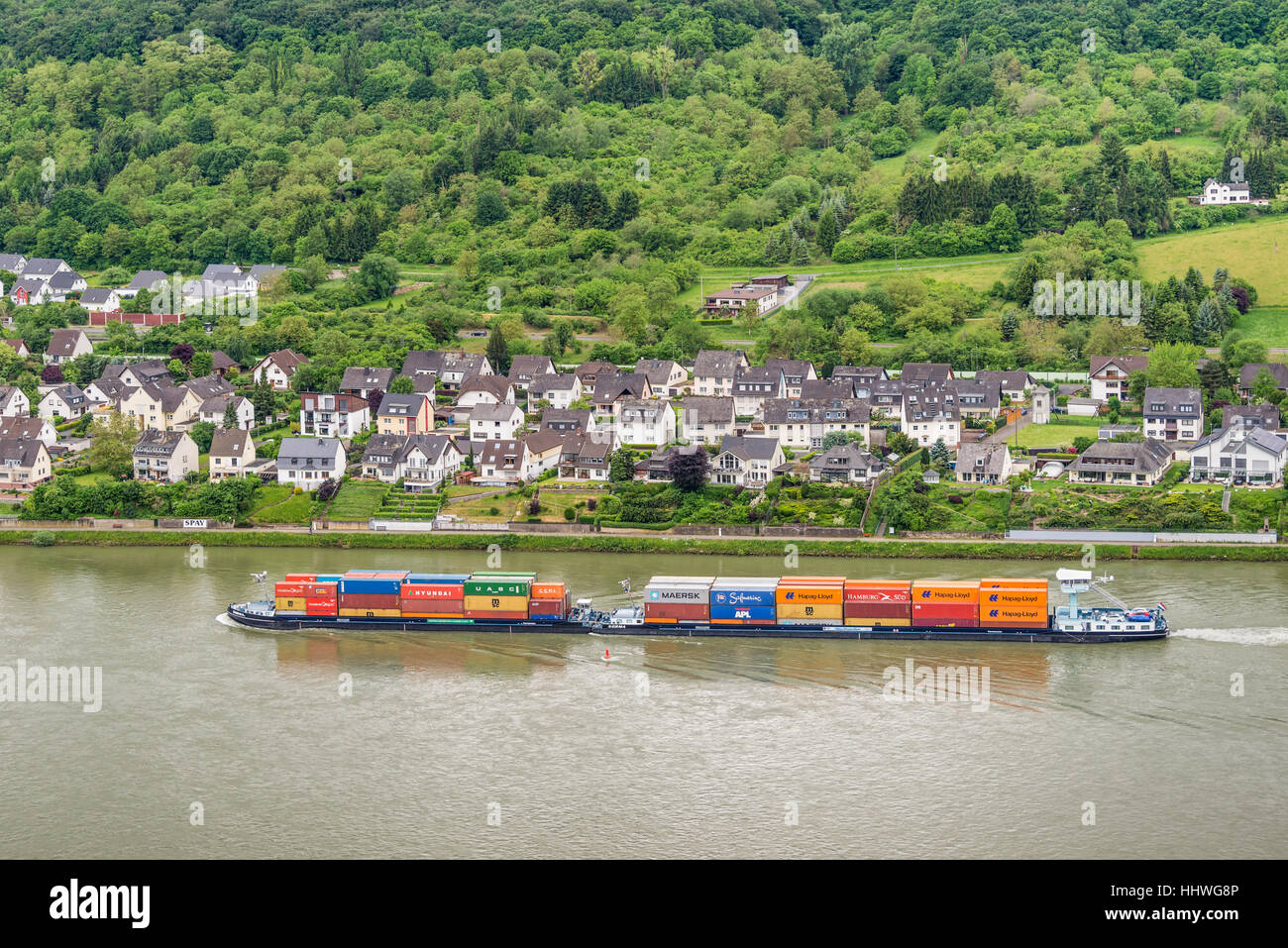Spay, Deutschland - 23. Mai 2016: Containerschiff auf den Rhein, Rheintal, UNESCO World Heritage Site, Deutschland. Spay ist eine Gemeinde in den Dist Stockfoto