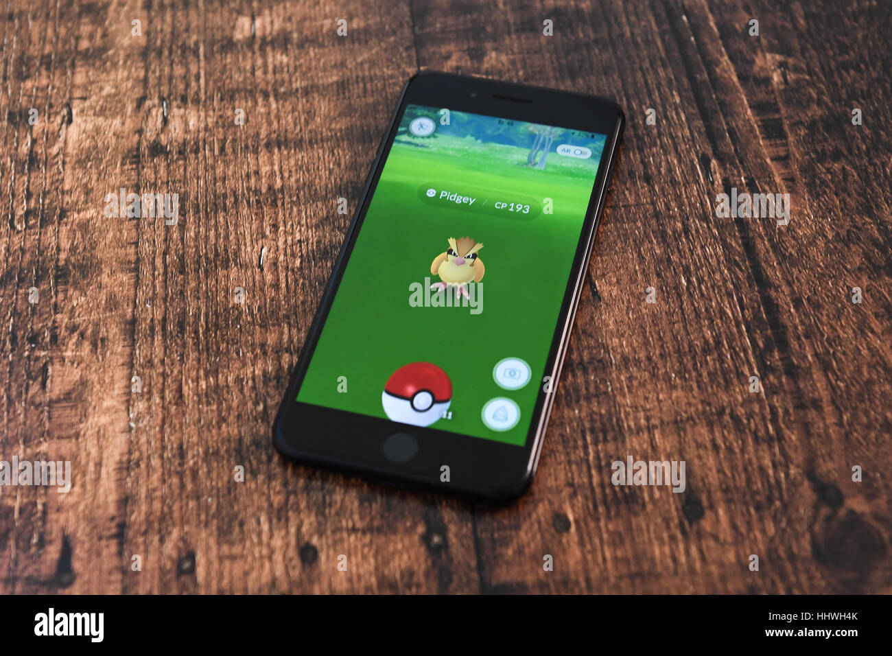 Apple Iphone 7 Plus mit Pokemon Go geladen auf dem Screen-capturing-ein Pidgey Stockfoto