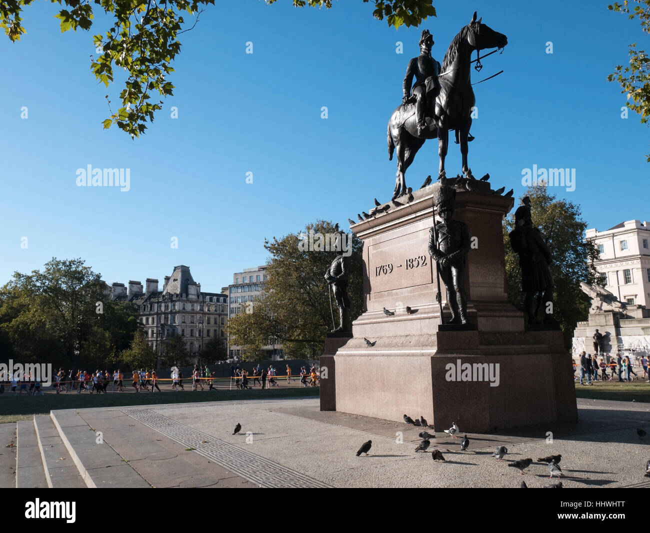 Marathonläufer, die Statue des Herzogs von Wellington vorbei Stockfoto