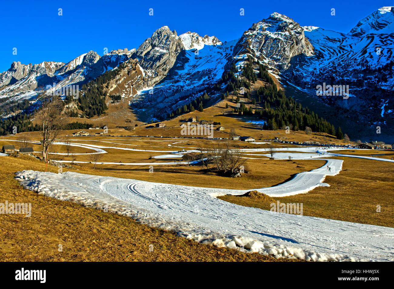 Spuren der Kunstschnee in einem schneefreien Winter, Espace Nordique von Confins Langlaufzentrum, La Clusaz, Massif des Aravis Stockfoto