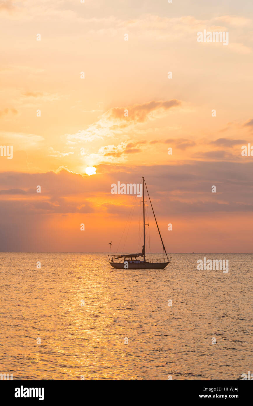 Sunrise, Segelboot auf dem Meer, Lovina Beach, Bali, Indonesien Stockfoto