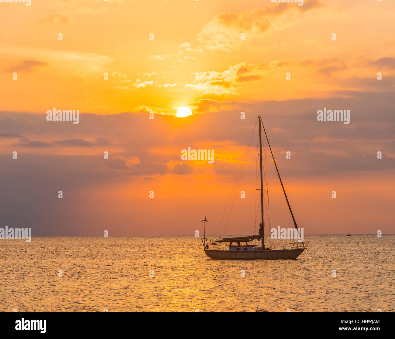 Sunrise, Segelboot auf dem Meer, Lovina Beach, Bali, Indonesien Stockfoto