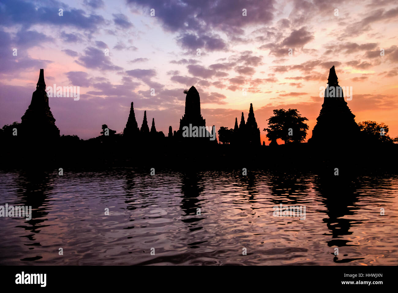 Landschaft-Silhouette des Wat Chaiwatthanaram bei Sonnenuntergang neben dem Chao-Phraya-Fluss ist religiöse Sehenswürdigkeit antiken Tempel von Ayutthaya Stockfoto
