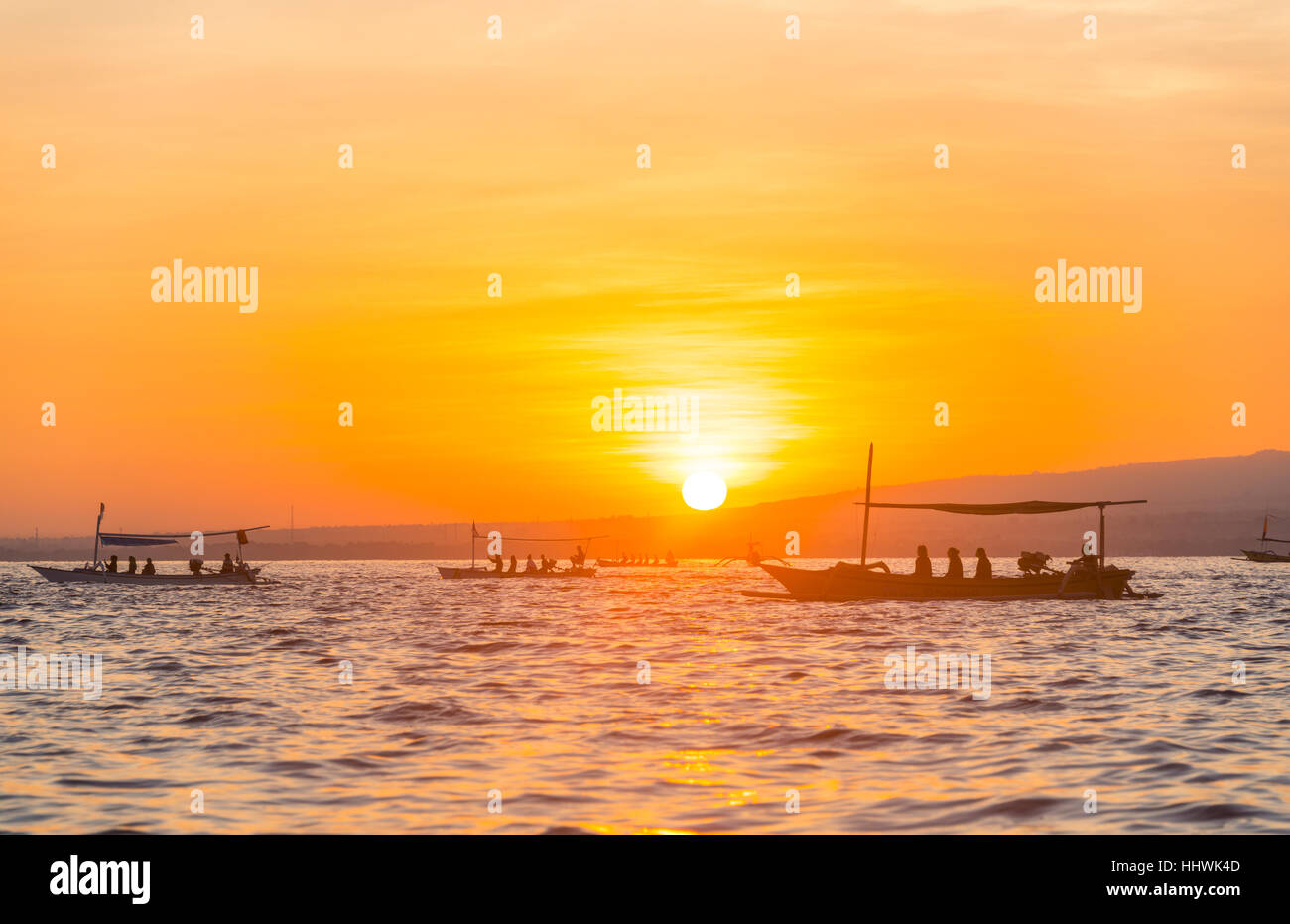 Sunrise, Ausleger-Kanus in das Meer, Lovina Beach, Bali, Indonesien Stockfoto