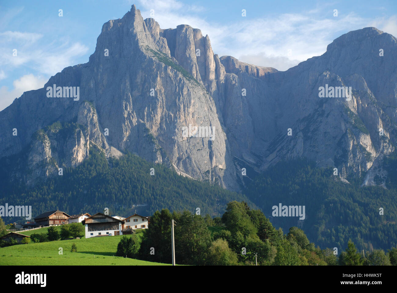 Häuser an der Kante Kastelruth vor Berg Schlern-Südtirol-Italien Stockfoto