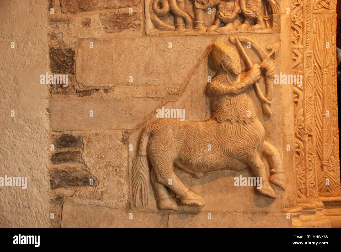 Detail römischen Relief auf dem Portal an der Burgkapelle Schloss Tirol