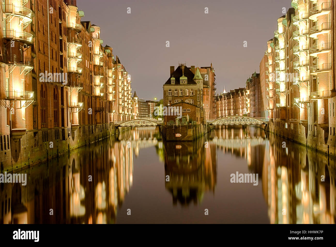 Beleuchtung in der Nacht auf den Speicher-City, Hamburg, Deutschland Stockfoto