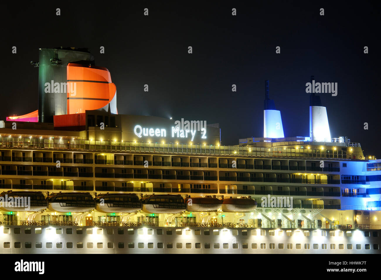 Kreuzfahrt-Passagierschiff Queen Mary 2 am Cruise Center, Hafen Hamburg, Deutschland Stockfoto