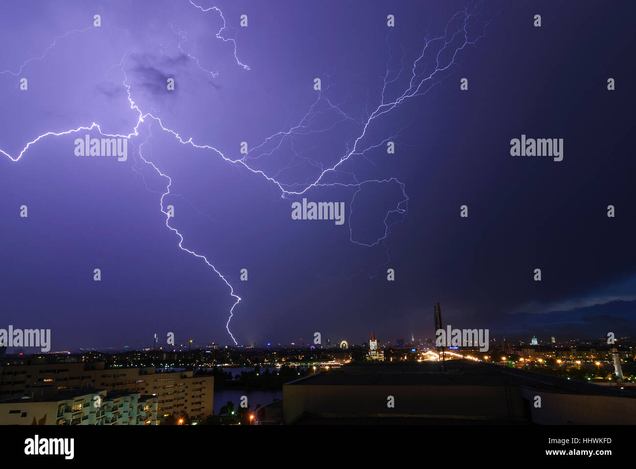 Wien, Wien: Schweres Gewitter über dem Zentrum von Wien, 22., Wien, Österreich Stockfoto
