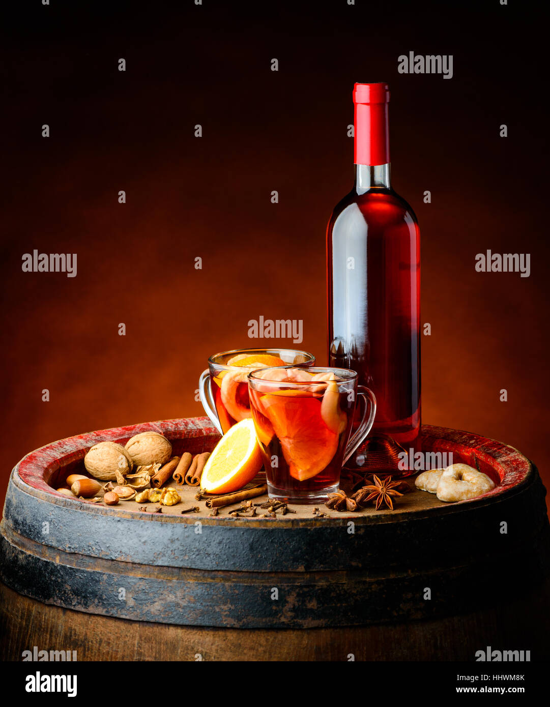 Traditionellen Stilleben mit Glühwein und Gewürzen auf rustikalen Hintergrund Stockfoto