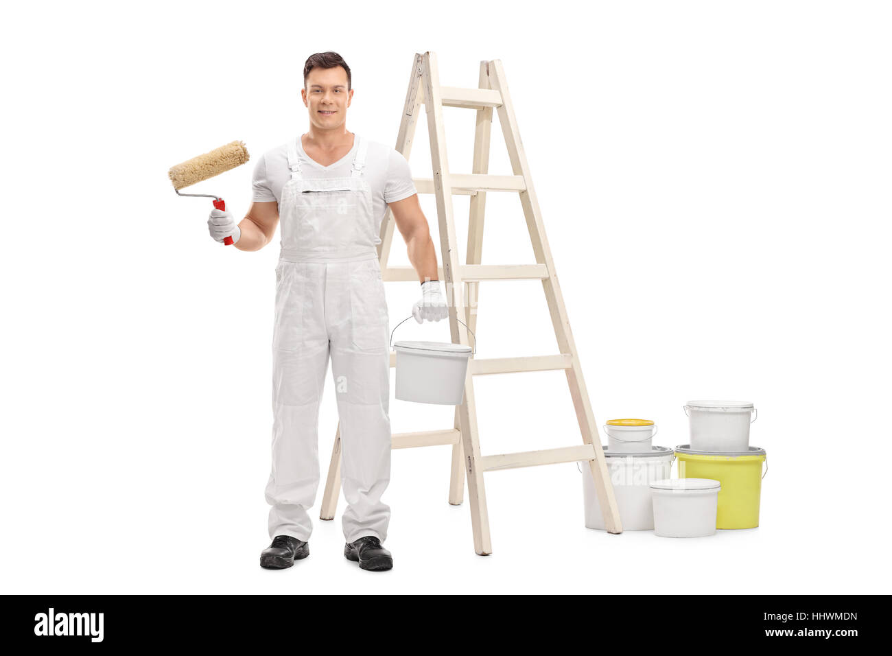 Maler mit einem Farbroller und einem Eimer Farbe vor einer Leiter isoliert auf weißem Hintergrund Stockfoto