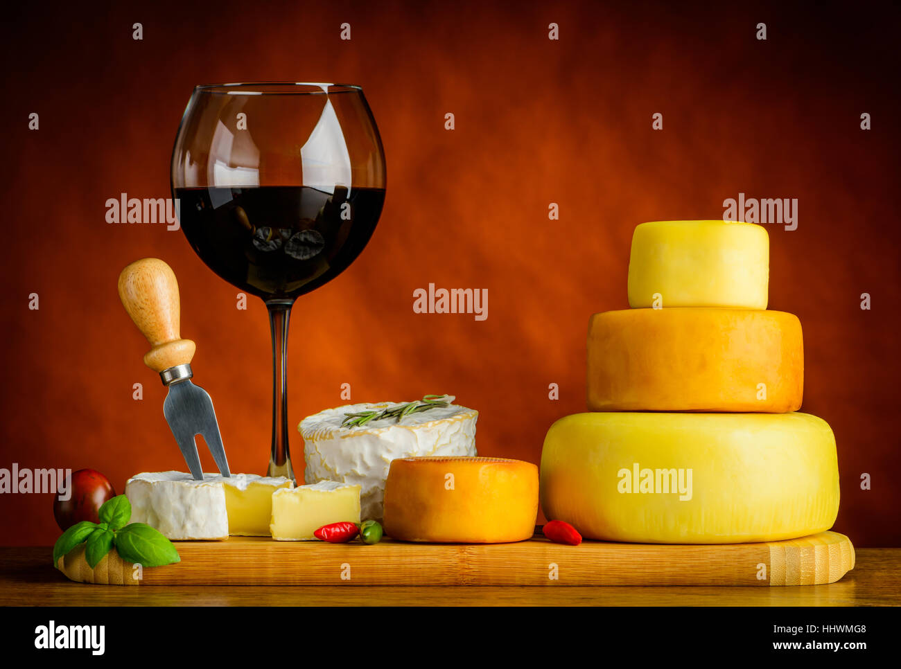 Glas Rot Wein und Käse-Rad mit Essen und camembert Stockfoto