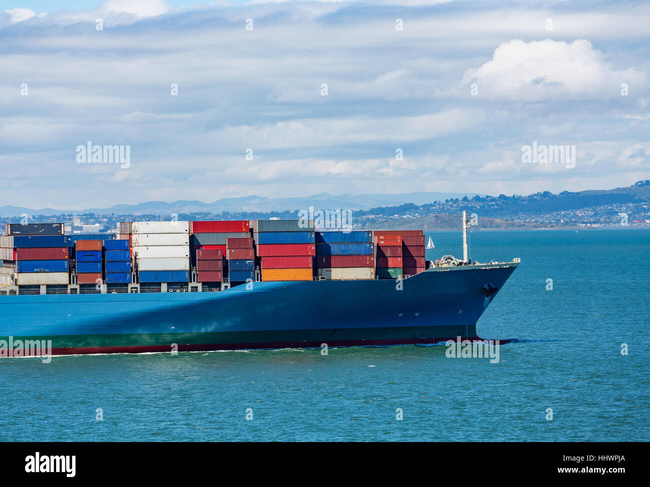 Bunte Container auf Schiff in San Francisco Bay Stockfoto
