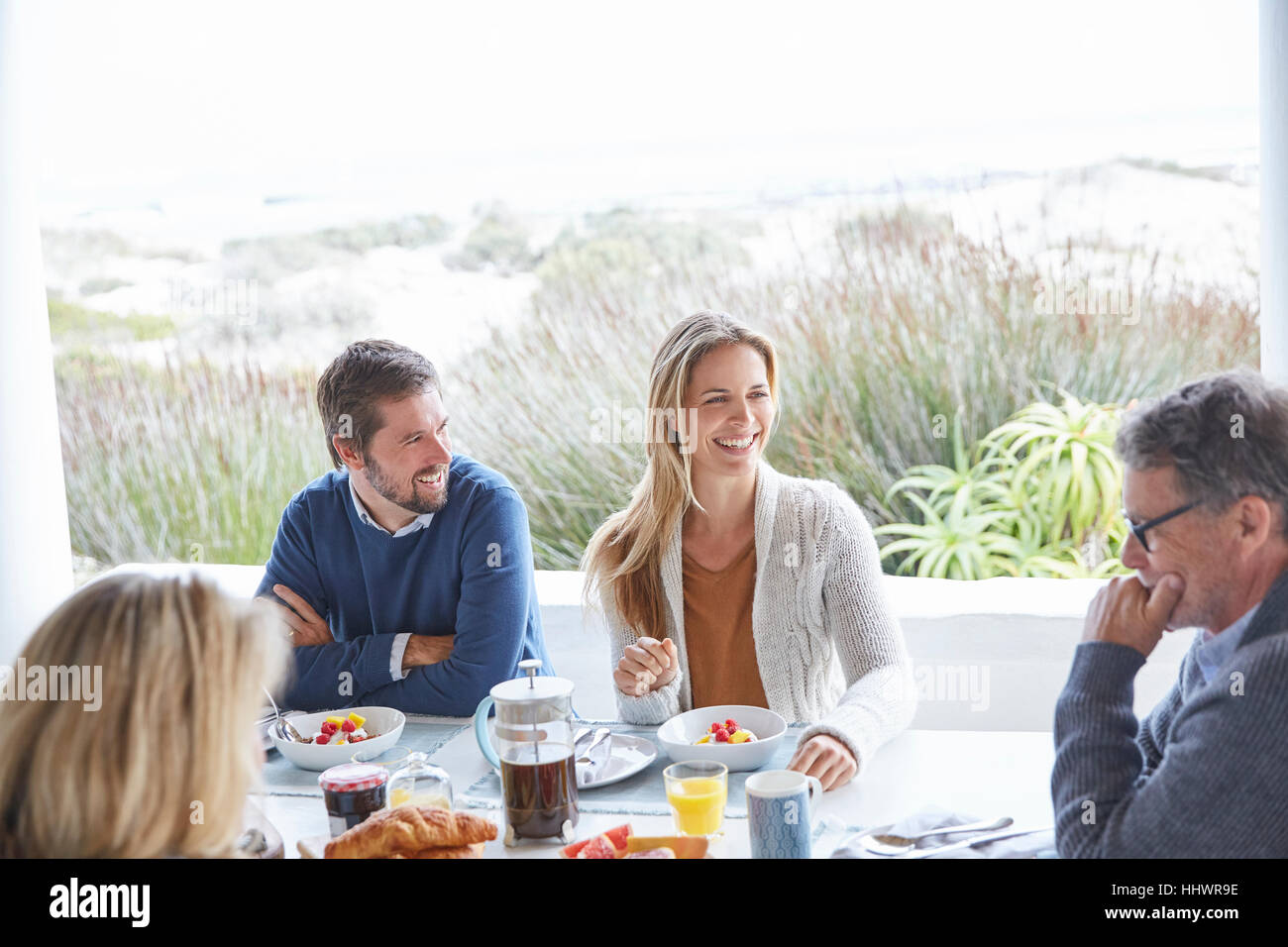 Paare genießen das Frühstück auf der Strandterrasse Stockfoto