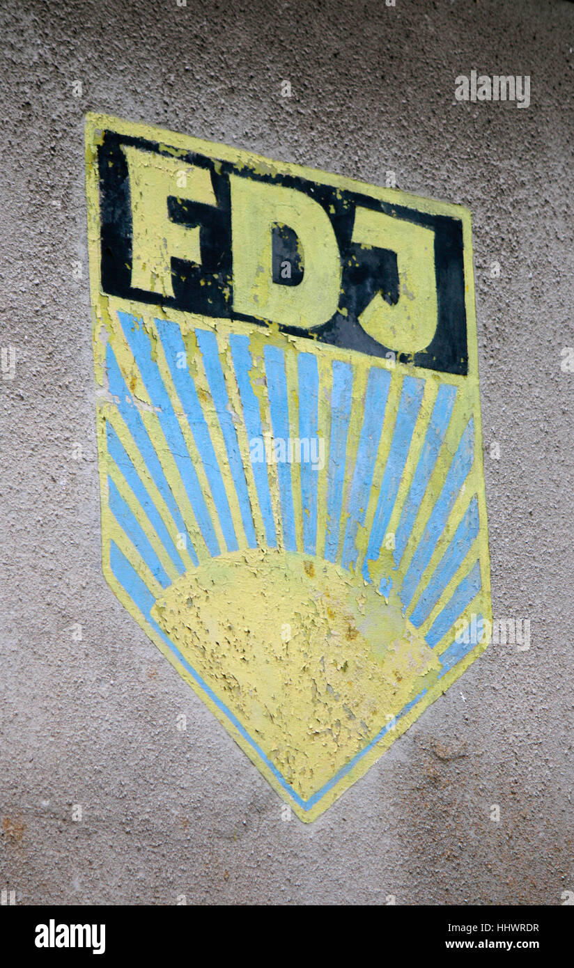 Impressionen: Das Verblichene Logo der DDR-Jugendorganisation "FDJ - Freie Deutsche Jugend", Rügen. Stockfoto