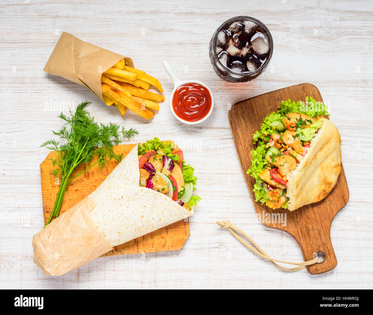 Suppen mit Döner Kebab, Döner, Pommes Frites und Cola mit Eis ...