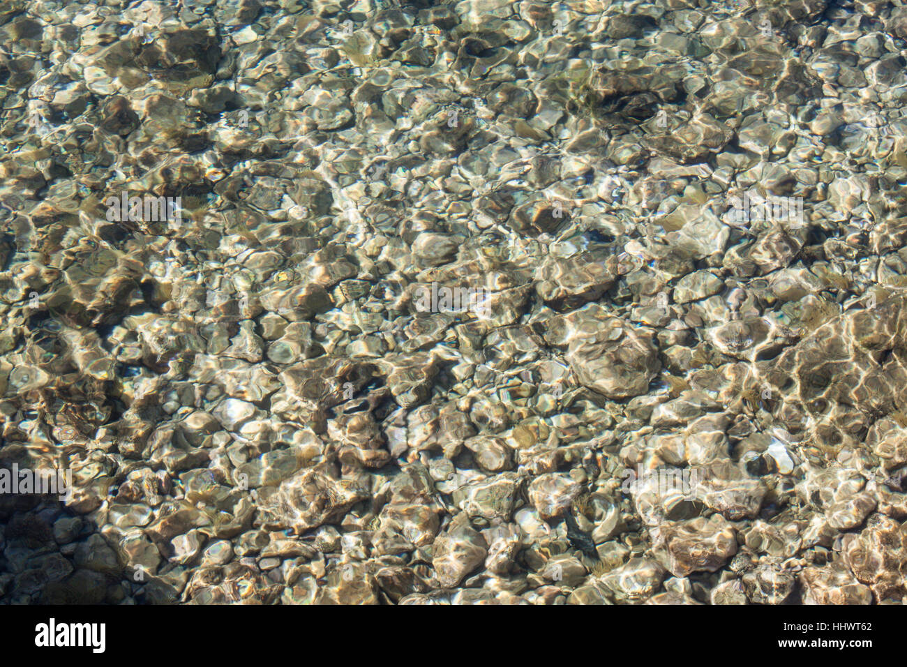 Felsen im Wasser des Meeres, Nerezine, Kroatien Stockfoto