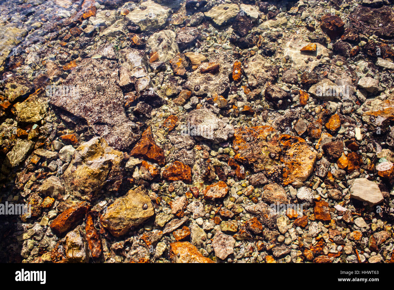 Bunte orange Steinen im Meerwasser, Nerezine, Kroatien Stockfoto