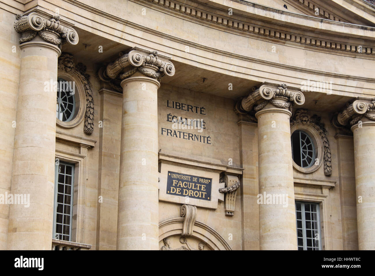 Liberte Egalité Fraternité auf Gebäude in Paris. Stockfoto